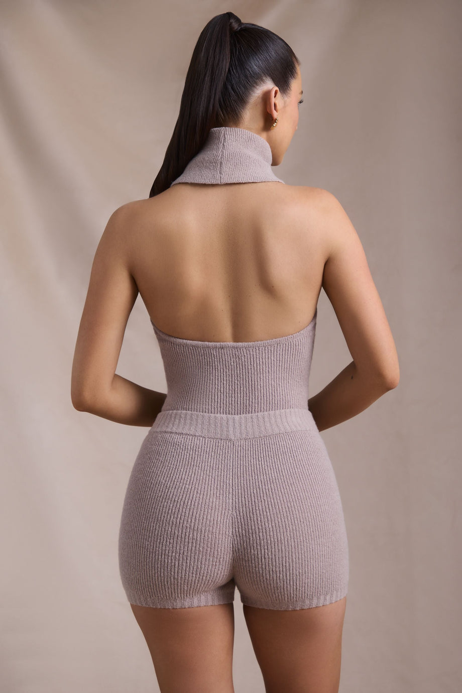 شورت محاك بحواف متشابكة باللون الرمادي الداكن