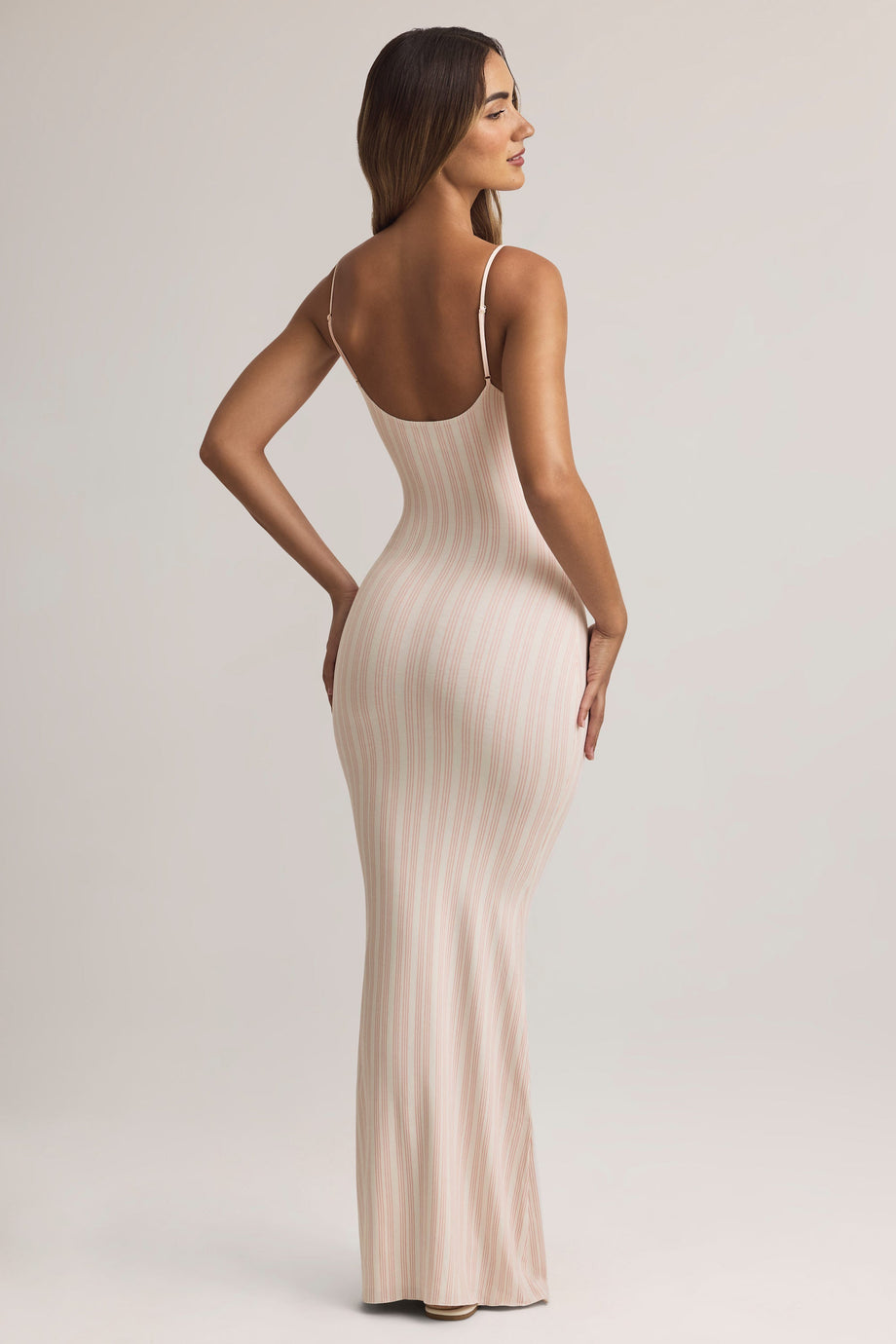 فستان ماكسي من مودال بفتحة رقبة دائرية وطبعة مخططة