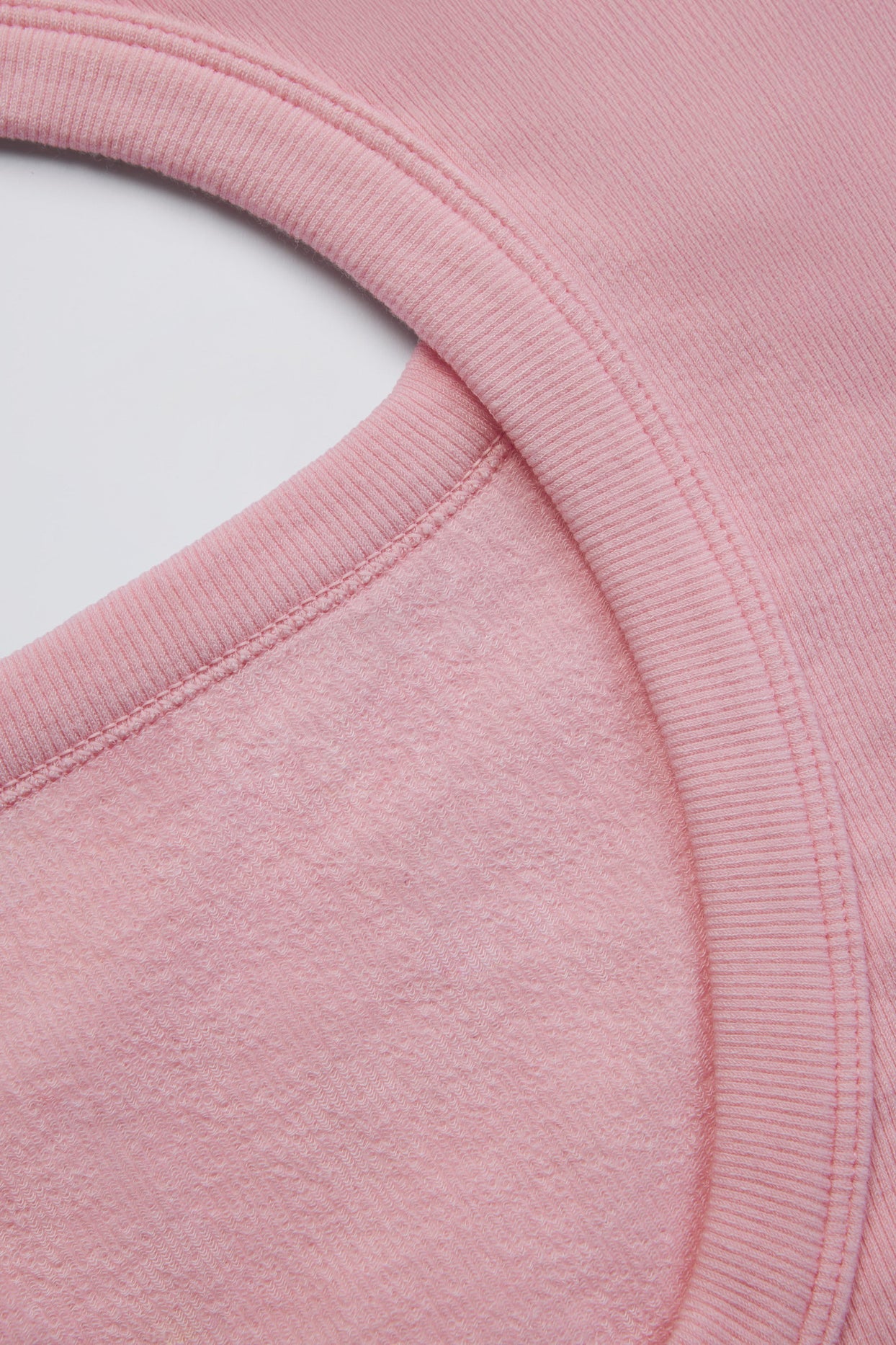 بلوزة قصيرة بدون درزات بفتحة ضلعية ناعمة باللون الوردي البودري