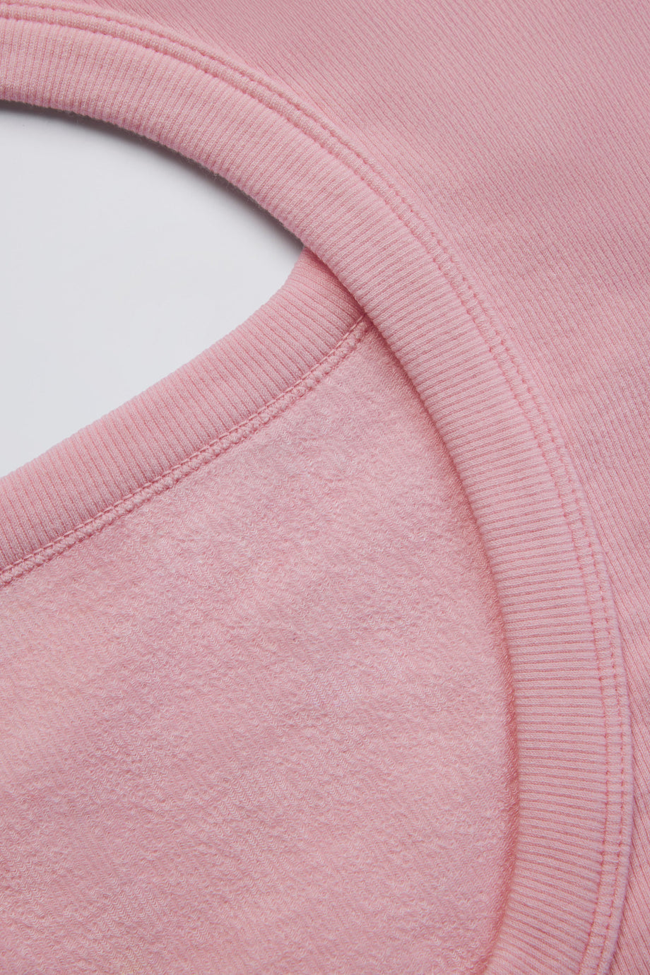 بلوزة قصيرة بدون درزات بفتحة ضلعية ناعمة باللون الوردي البودري