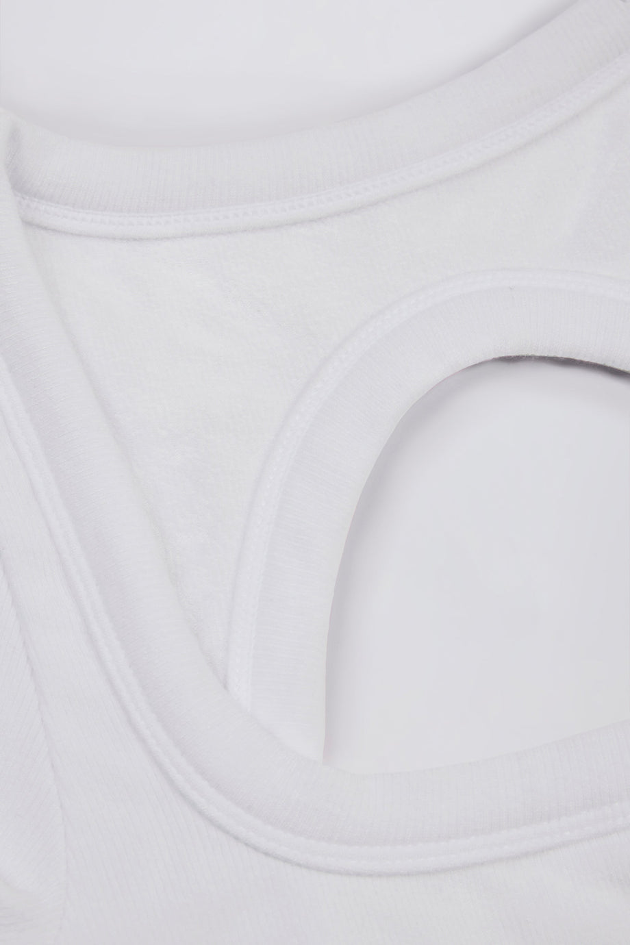 بلوزة قصيرة بدون درزات ومُقطعة من الأضلاع الناعمة باللون الأبيض