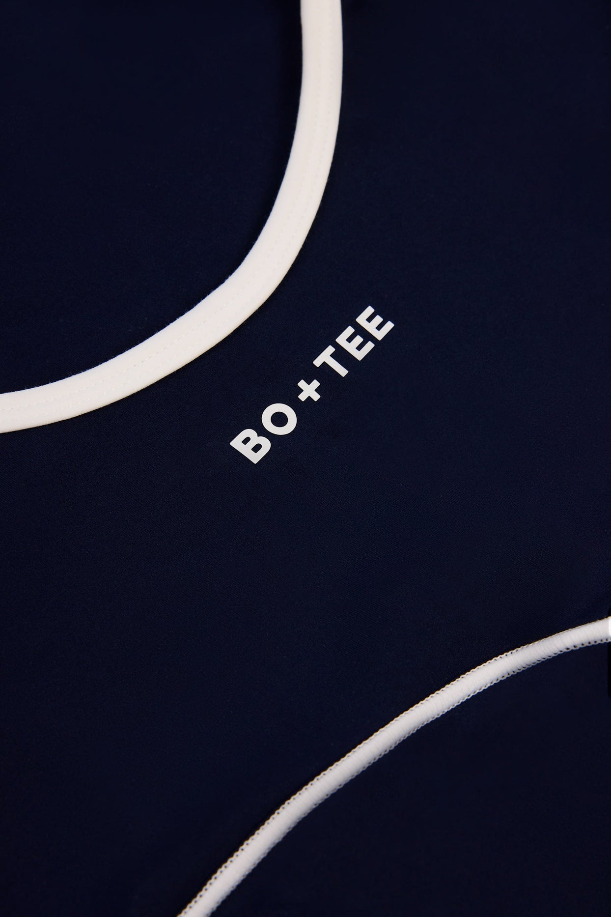 جمبسوت ناعم ونشط مكشوف الظهر بلون أزرق داكن كلاسيكي