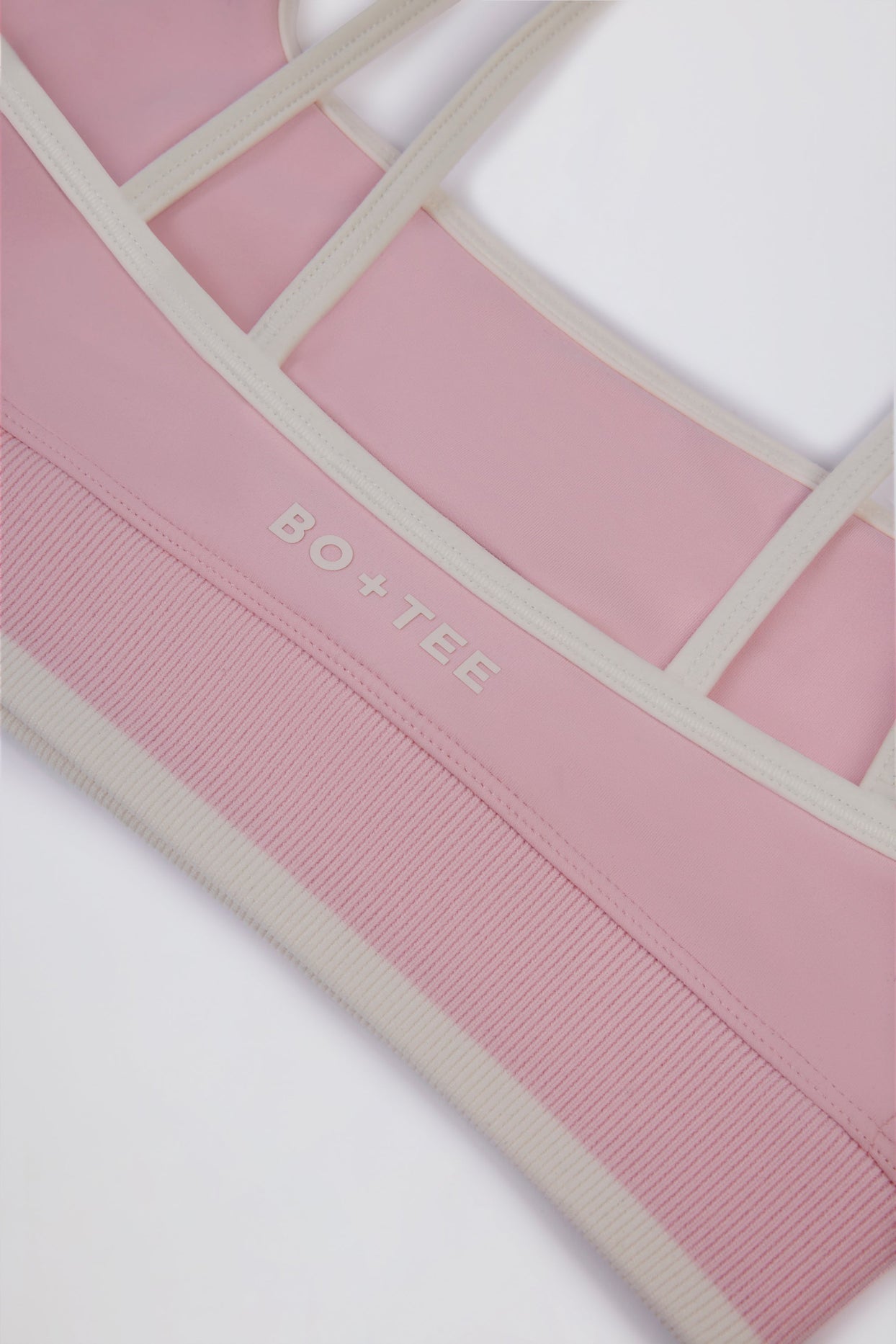 حمالة صدر رياضية ناعمة ومتباينة اللون باللون الوردي البودري