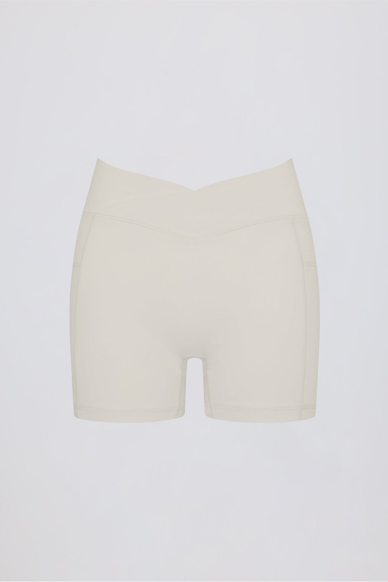 شورت ناعم ورياضي بجيوب متقاطعة باللون الكريمي