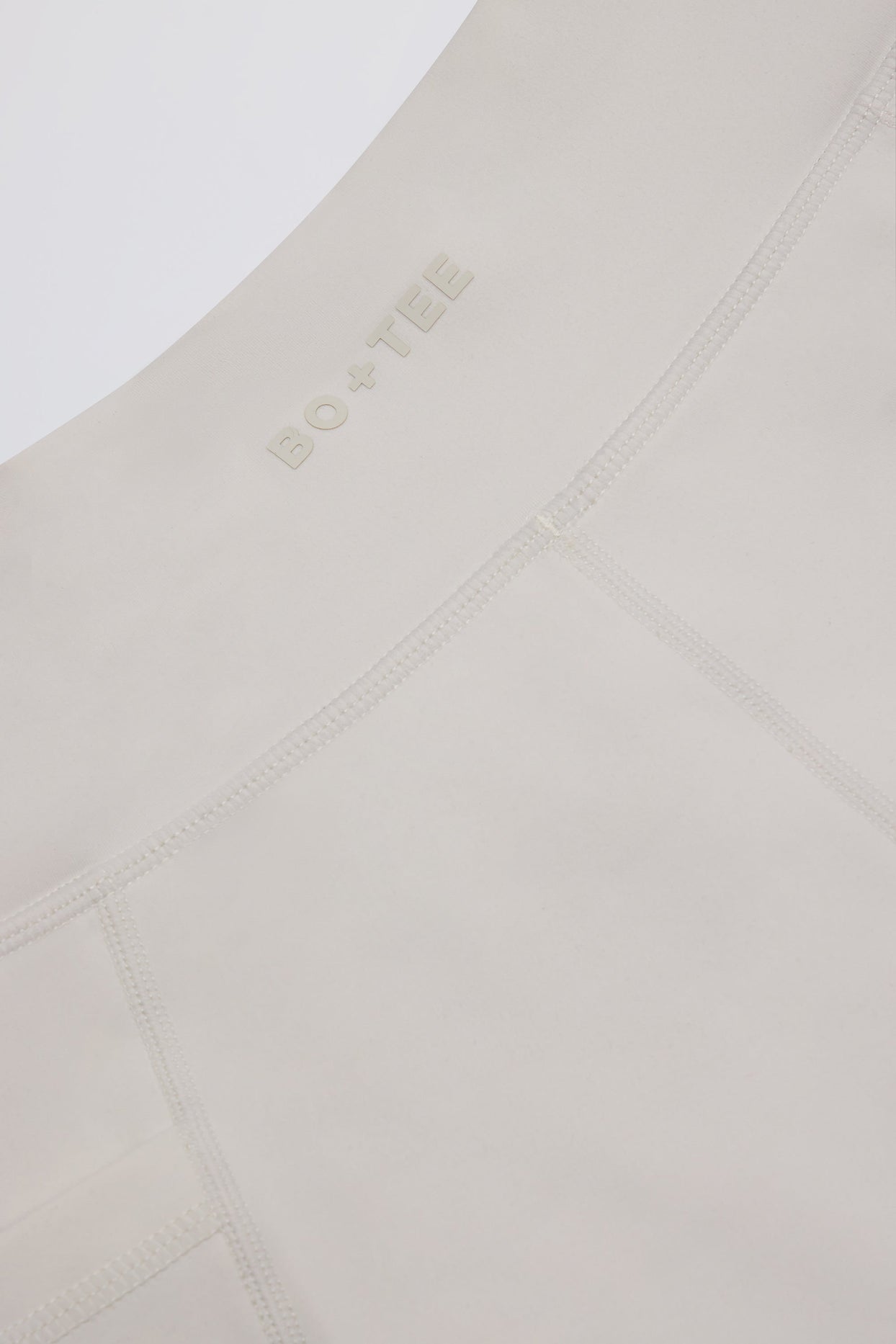 شورت ناعم ورياضي بجيوب متقاطعة باللون الكريمي