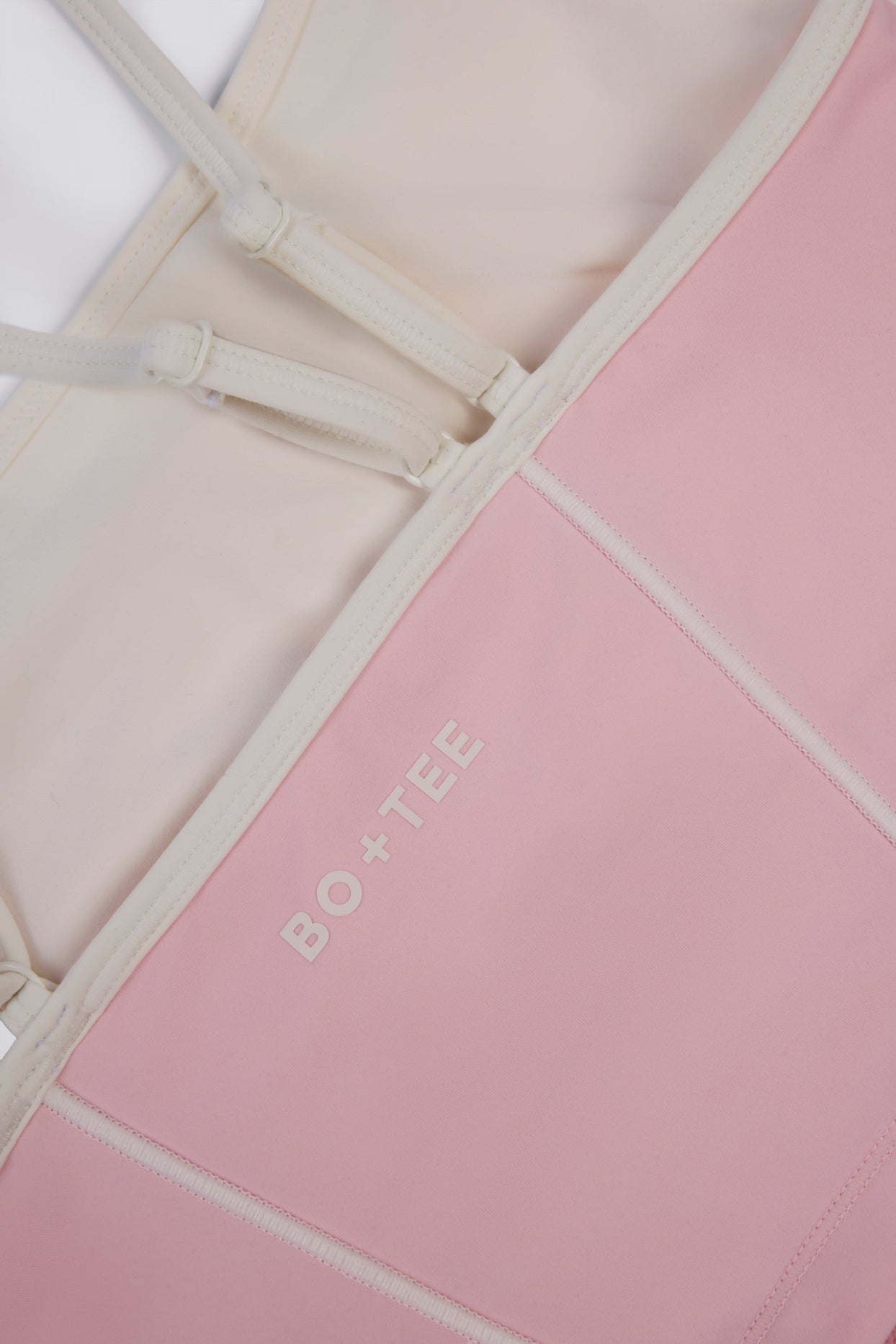 توب ناعم متعدد الطبقات باللون الوردي البودري