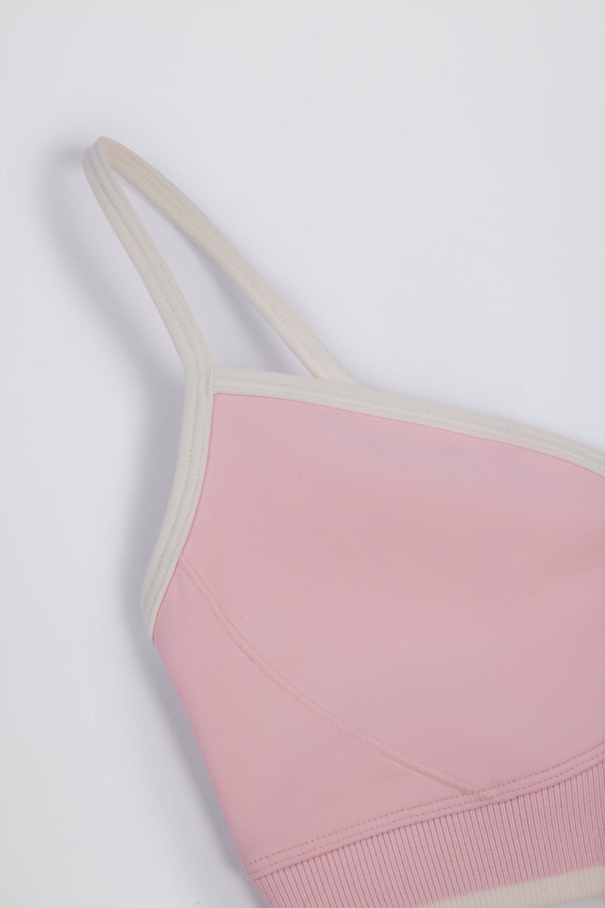 Soft Active Sweetheart-Neck Contrast Sports Bra in Powder Pink
