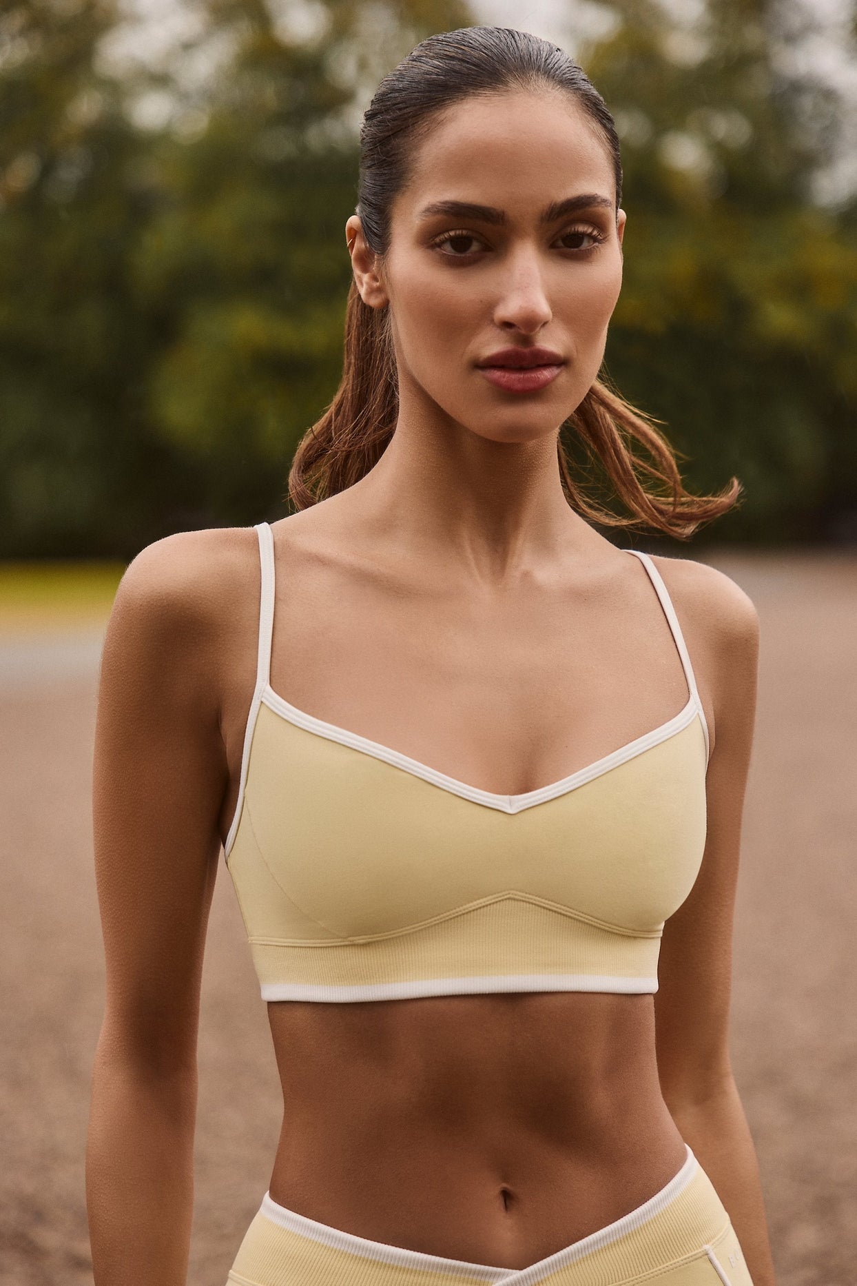 حمالة صدر رياضية ناعمة وفعّالة بفتحة صدر على شكل قلب بلون أصفر ناعم