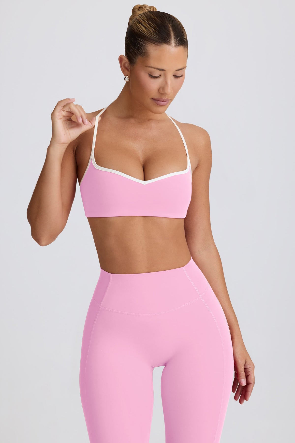 ⁣⁢حمالة صدر رياضية بياقة على شكل قلب من Soft Active بلون بيبي بينك⁤⁣