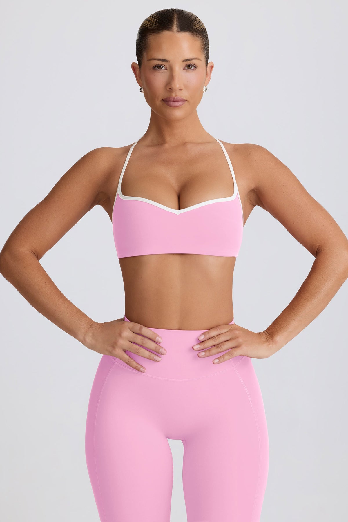 ⁣⁢حمالة صدر رياضية بياقة على شكل قلب من Soft Active بلون بيبي بينك⁤⁣