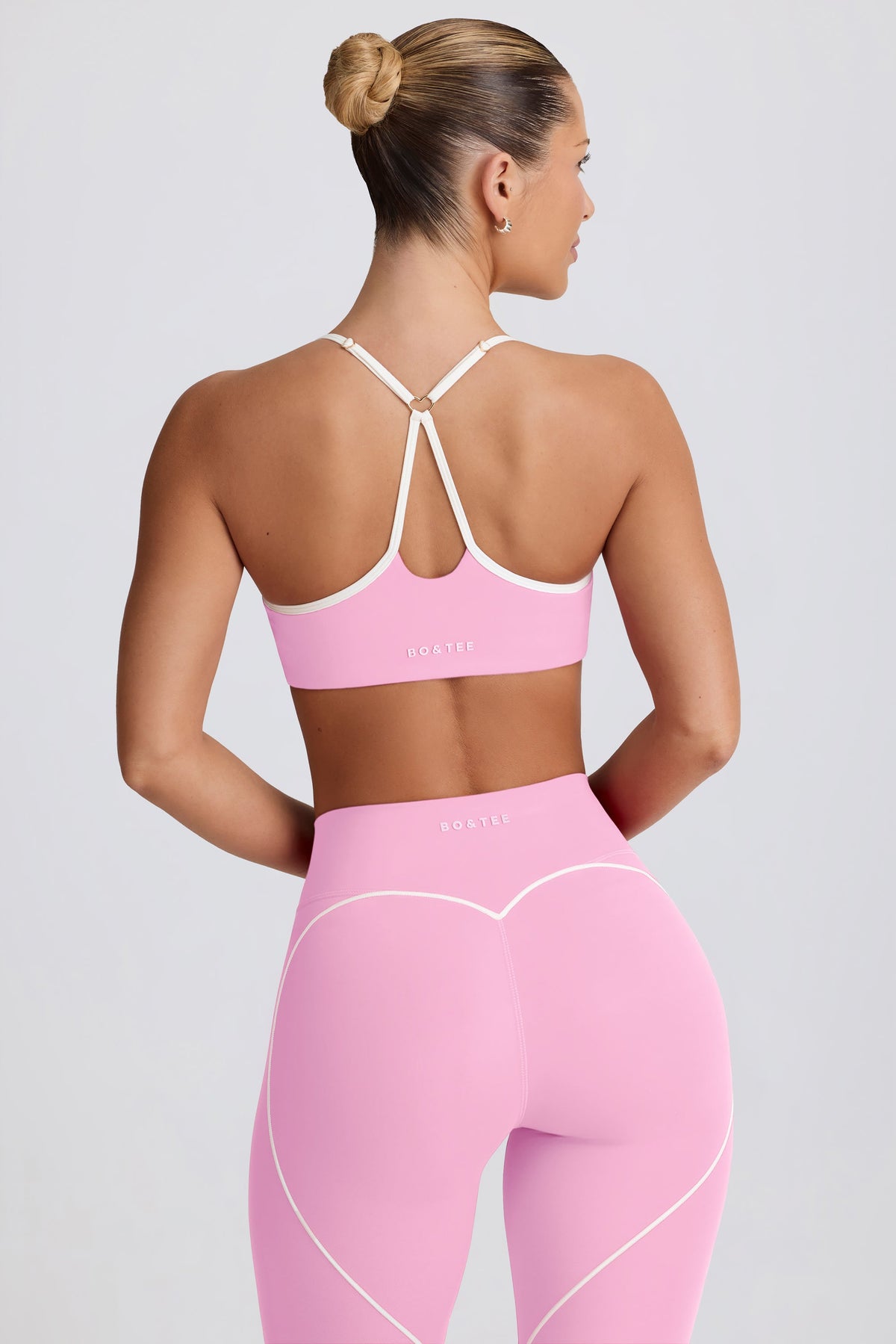 ⁣⁢حمالة صدر رياضية بياقة على شكل قلب من Soft Active بلون بيبي بينك⁤⁣