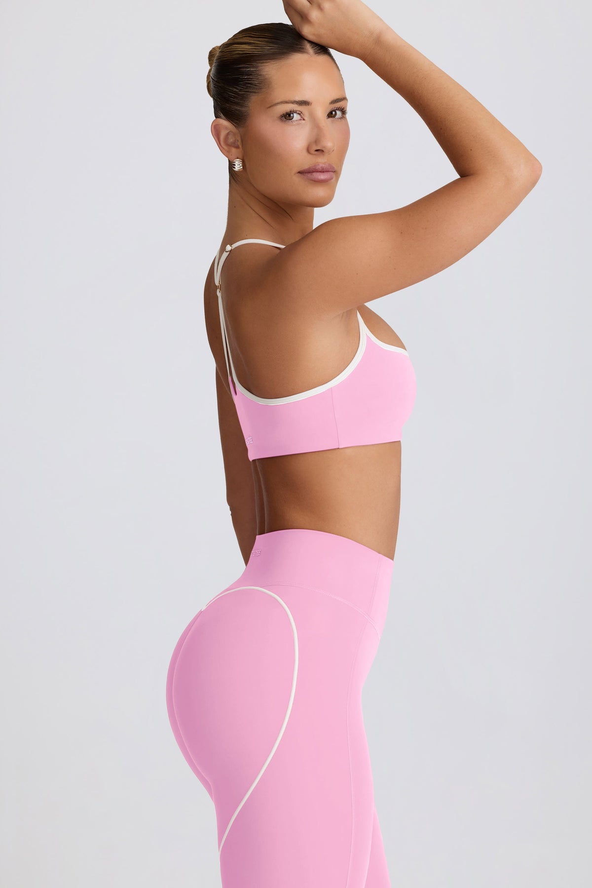 ⁣⁢حمالة صدر رياضية بياقة على شكل قلب من Soft Active بلون بيبي بينك⁤⁣