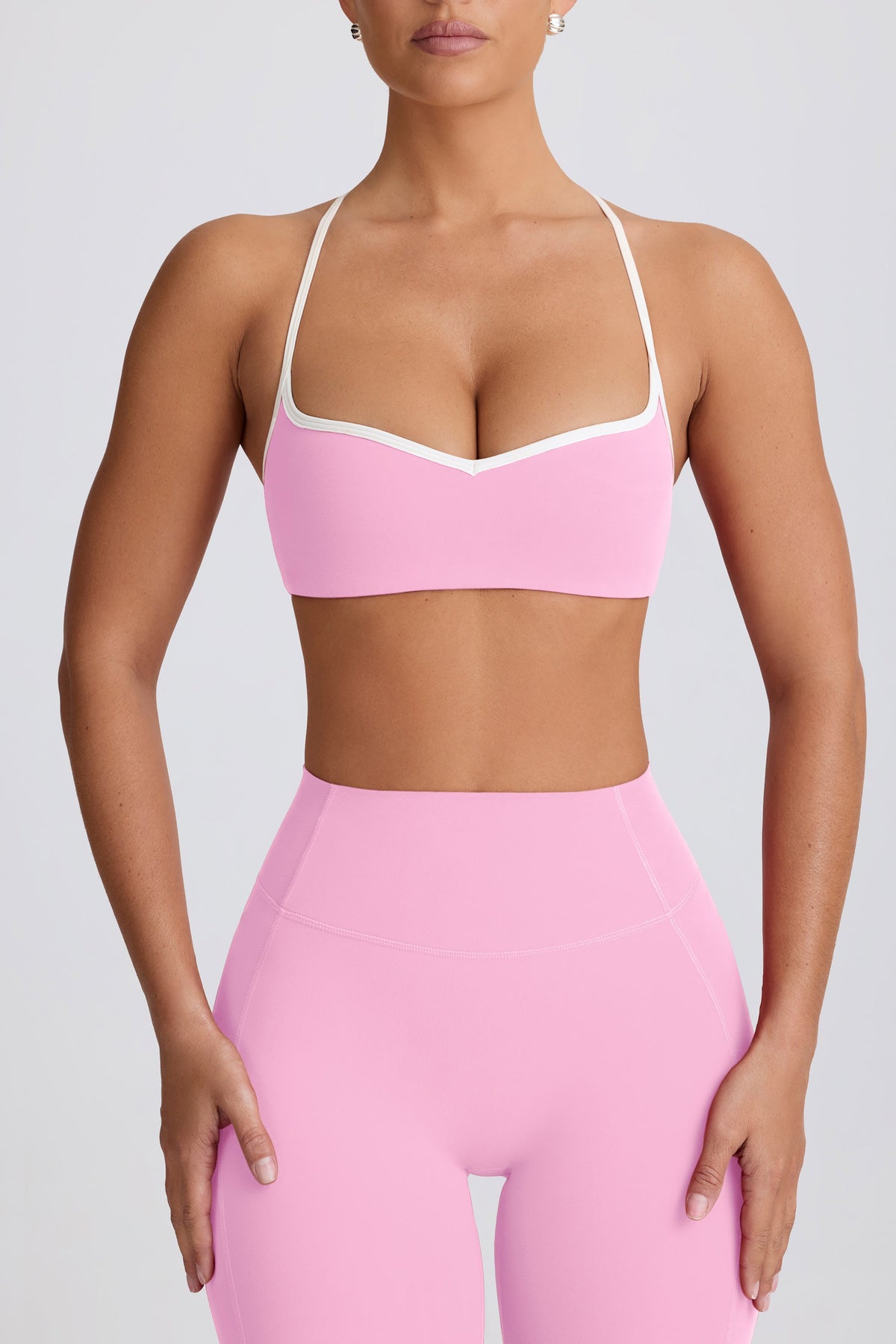 ⁣⁢حمالة صدر رياضية بياقة على شكل قلب من Soft Active بلون بيبي بينك⁤⁣