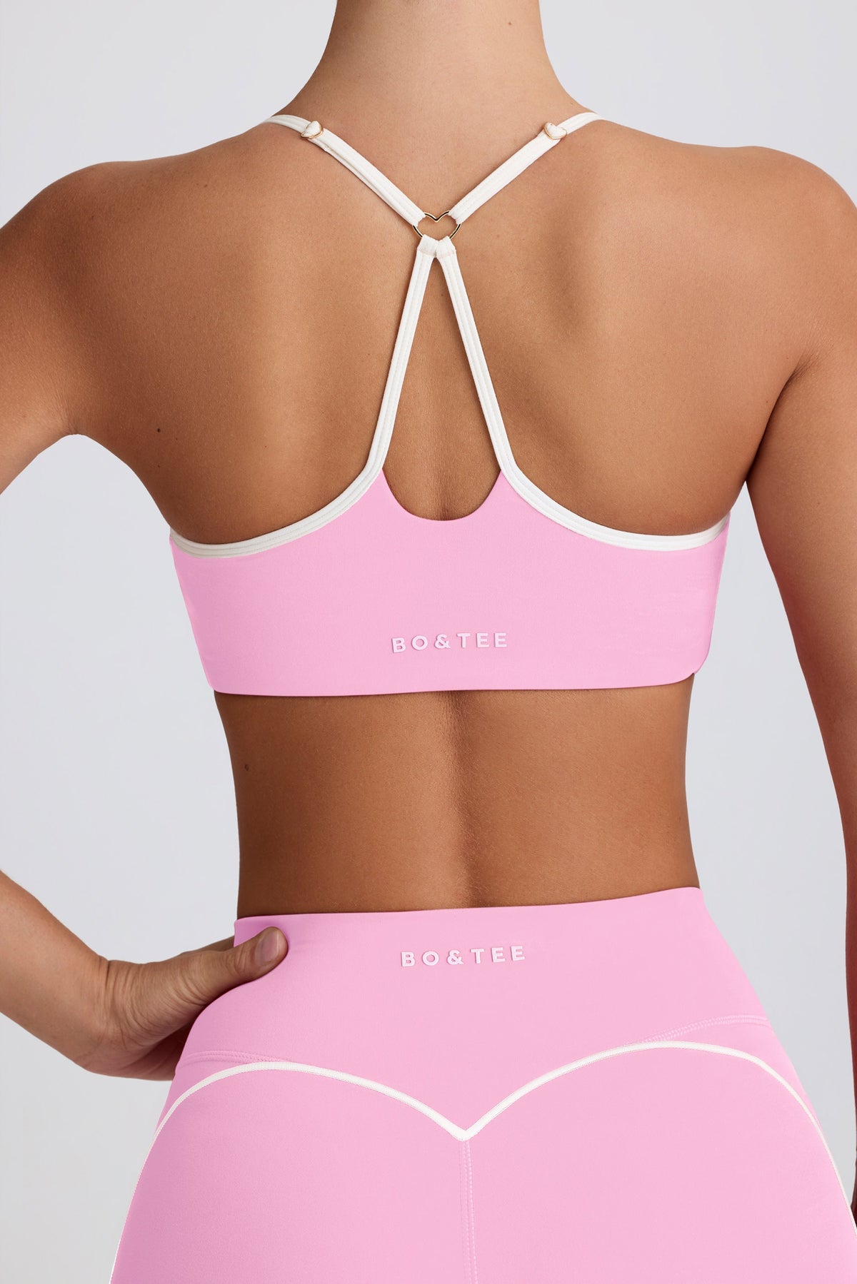 ⁣⁢حمالة صدر رياضية بياقة على شكل قلب من Soft Active بلون بيبي بينك⁤⁣