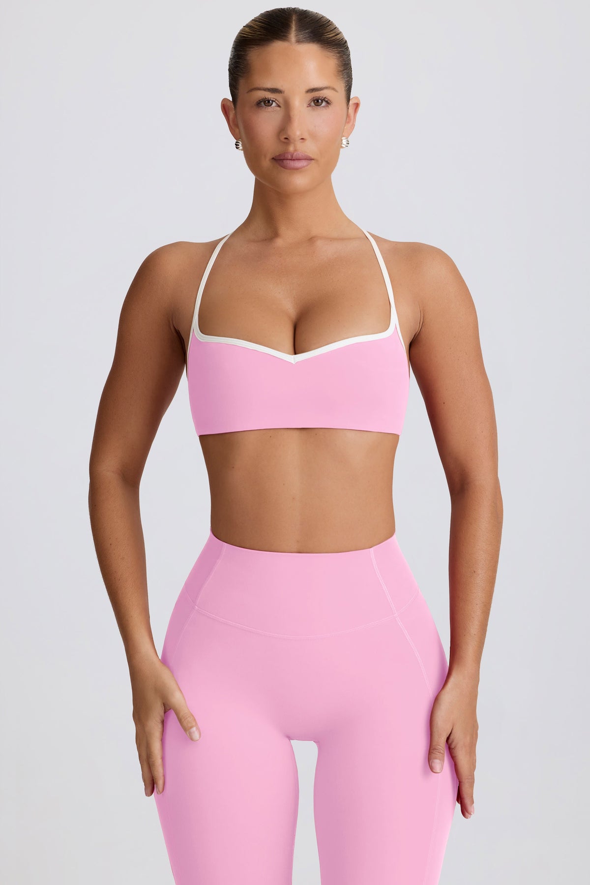 ⁣⁢حمالة صدر رياضية بياقة على شكل قلب من Soft Active بلون بيبي بينك⁤⁣