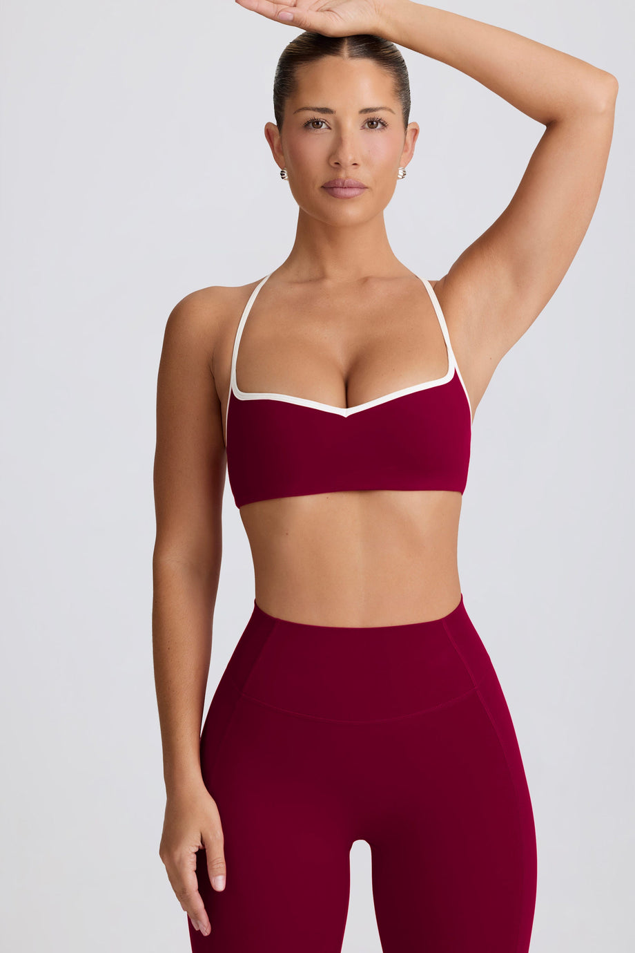 حمالة صدر رياضية ناعمة ورقبة على شكل قلب باللون العنابي