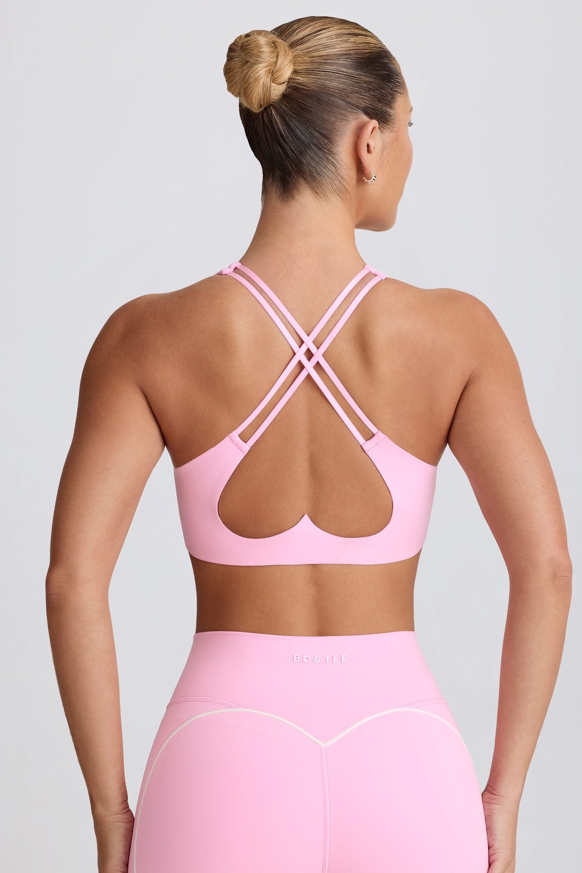 ⁣⁢حمالة صدر رياضية برقبة على شكل V من Soft Active بلون وردي فاتح⁤⁣