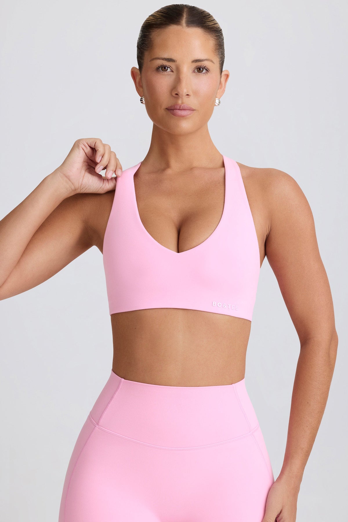 ⁣⁢حمالة صدر رياضية برقبة على شكل V من Soft Active بلون وردي فاتح⁤⁣