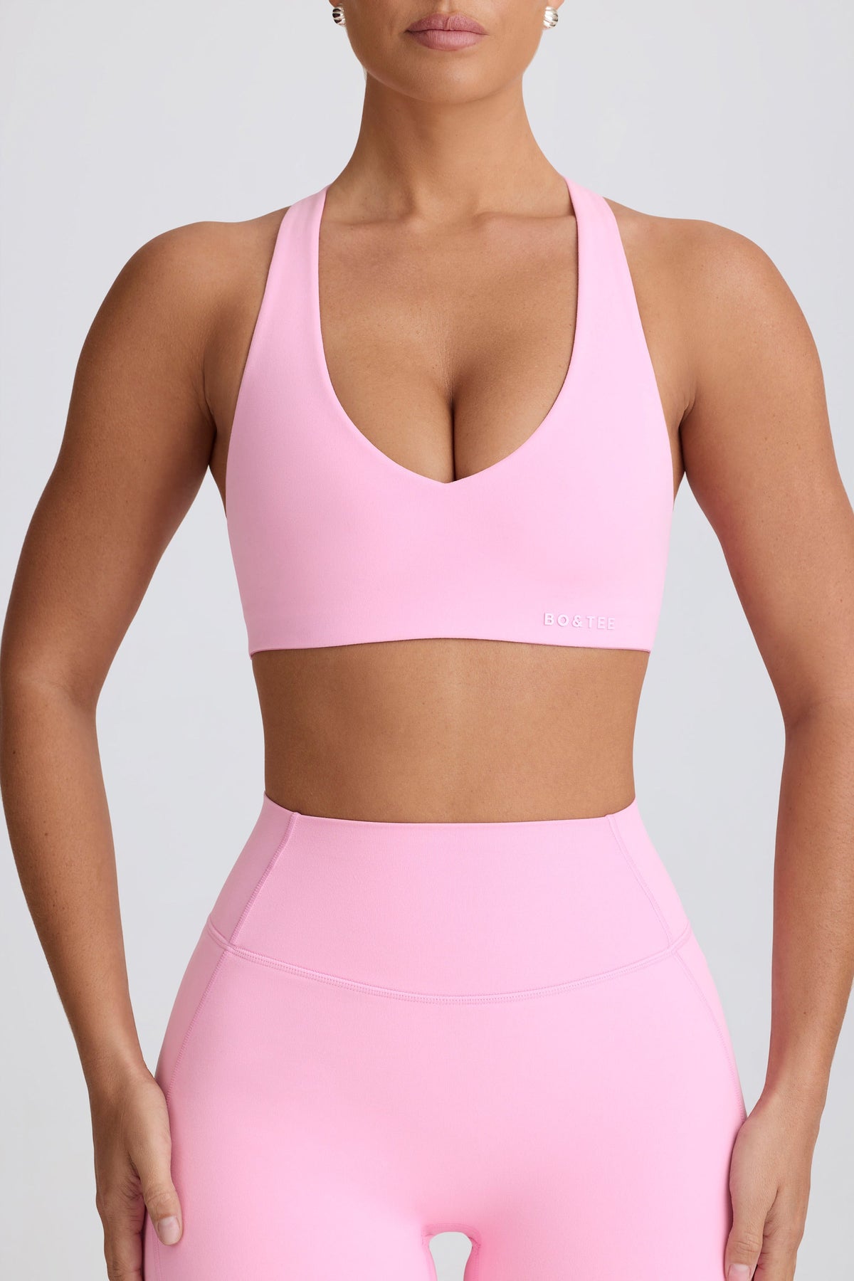 ⁣⁢حمالة صدر رياضية برقبة على شكل V من Soft Active بلون وردي فاتح⁤⁣