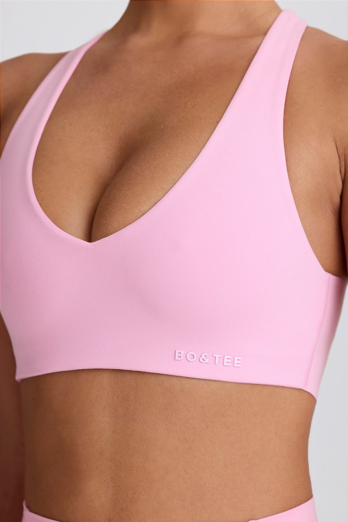 ⁣⁢حمالة صدر رياضية برقبة على شكل V من Soft Active بلون وردي فاتح⁤⁣