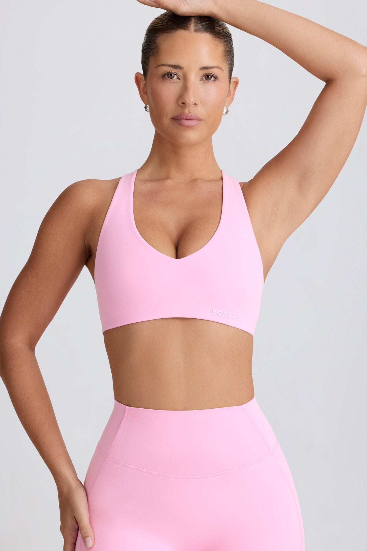 ⁣⁢حمالة صدر رياضية برقبة على شكل V من Soft Active بلون وردي فاتح⁤⁣