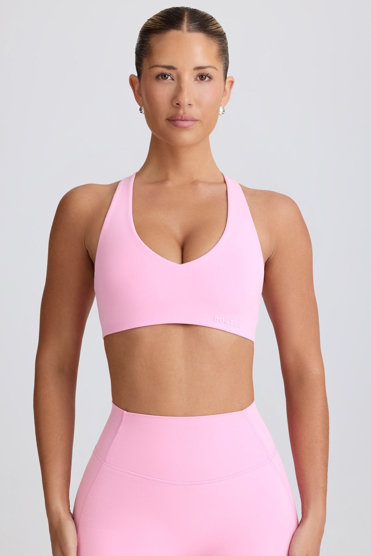 ⁣⁢حمالة صدر رياضية برقبة على شكل V من Soft Active بلون وردي فاتح⁤⁣