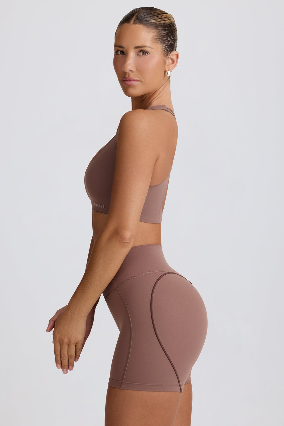 حمالة صدر رياضية ناعمة ونشطة بياقة على شكل حرف V في موكا