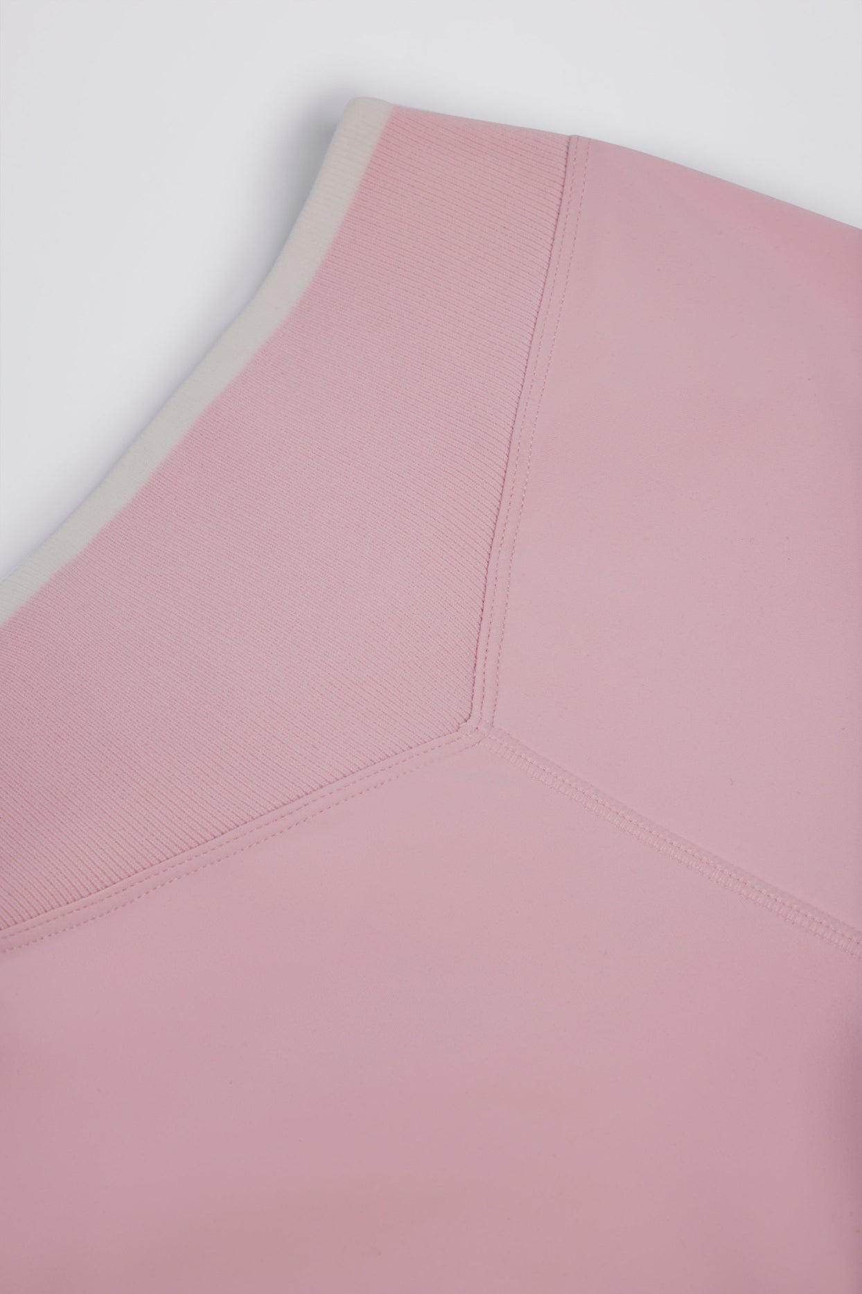 شورت قصير ناعم ونشط ملفوف بلون وردي فاتح