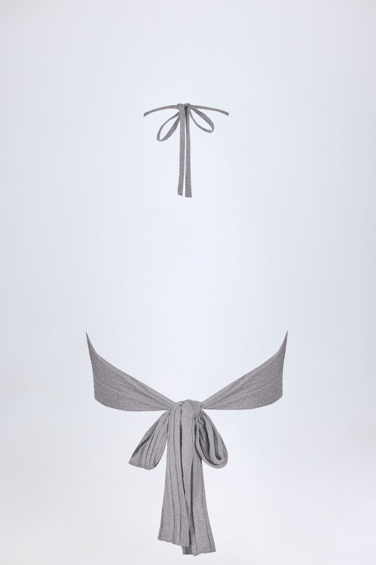 بلوزة قصيرة بفتحة رقبة عميقة باللون الفضي