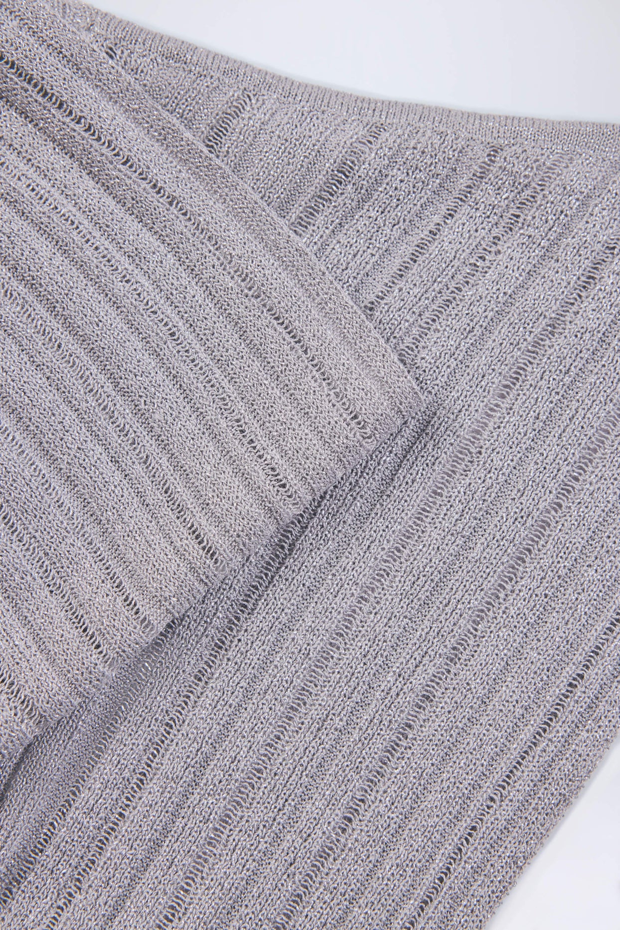 بلوزة قصيرة بفتحة رقبة عميقة باللون الفضي