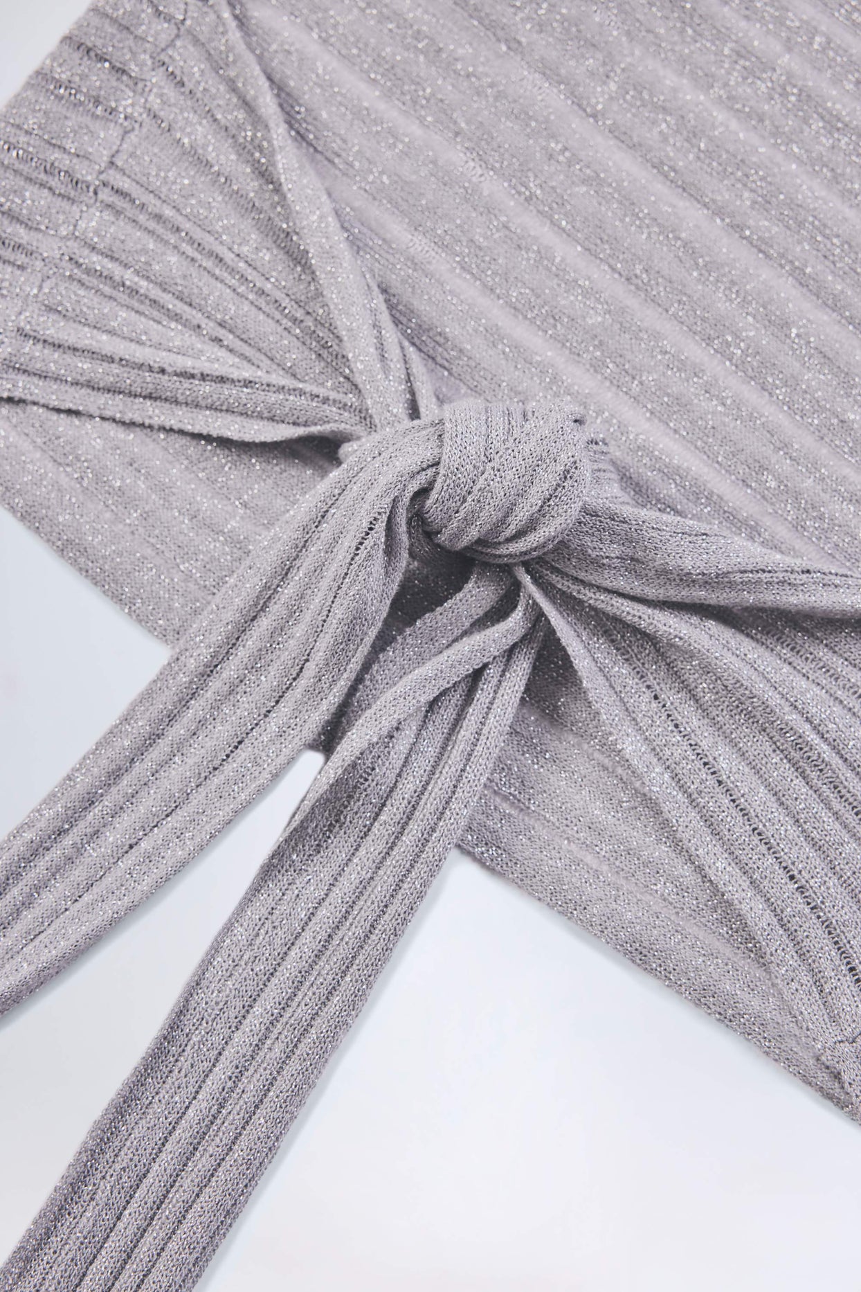 بلوزة قصيرة بفتحة رقبة عميقة باللون الفضي