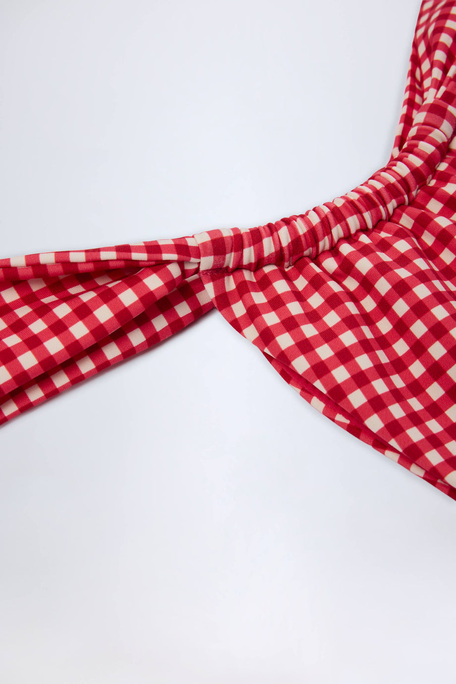 بيكيني سفلي من قماش التونغ المكشكش باللون الأحمر المربعات