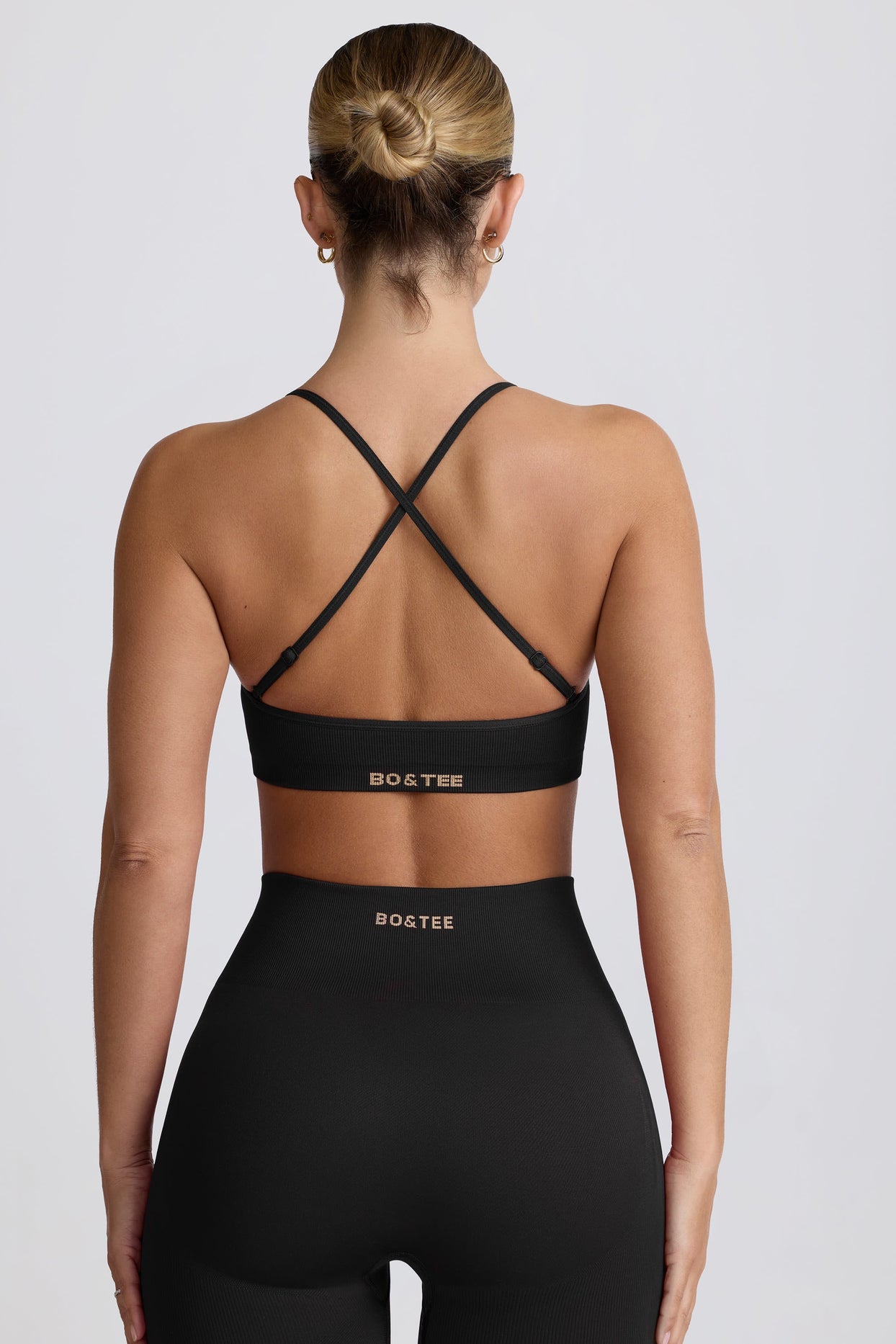 Super Sculpt Seamless Cross-Back Sports Bra in Black