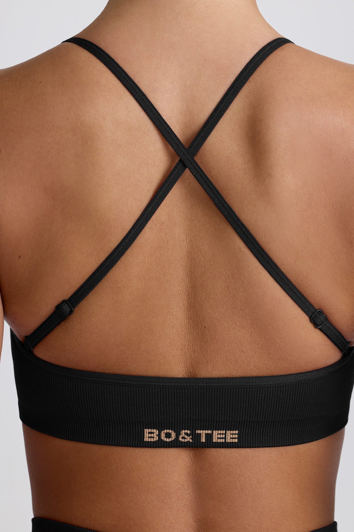 Super Sculpt Seamless Cross-Back Sports Bra in Black