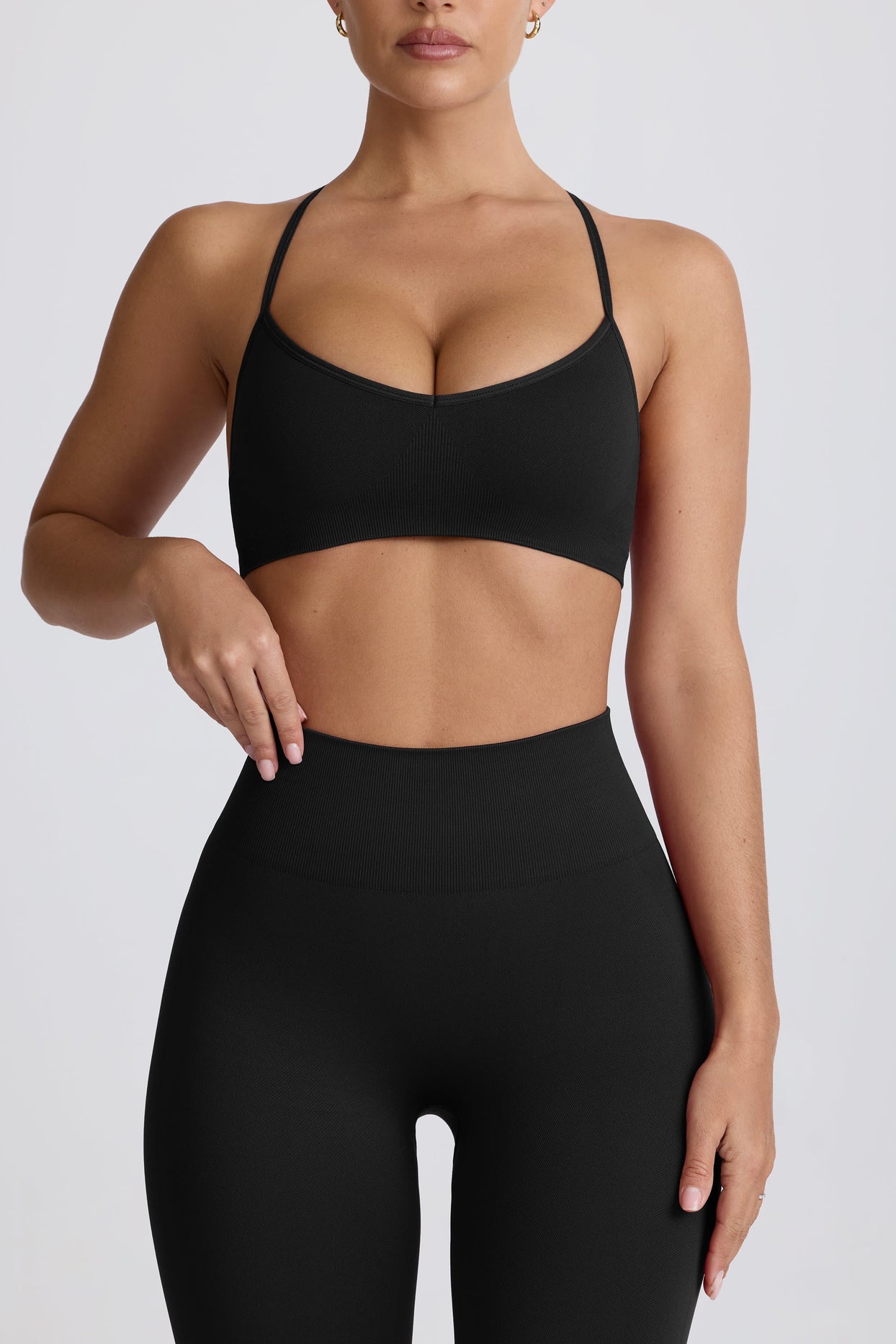 Super Sculpt Seamless Cross-Back Sports Bra in Black