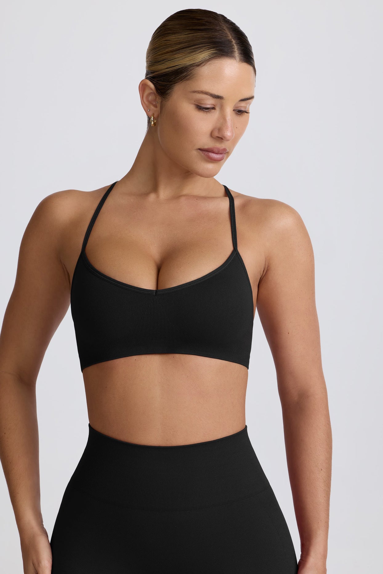 Super Sculpt Seamless Cross-Back Sports Bra in Black