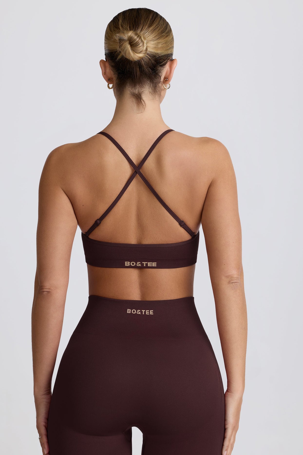 Super Sculpt Seamless Cross-Back Sports Bra in Chocolate