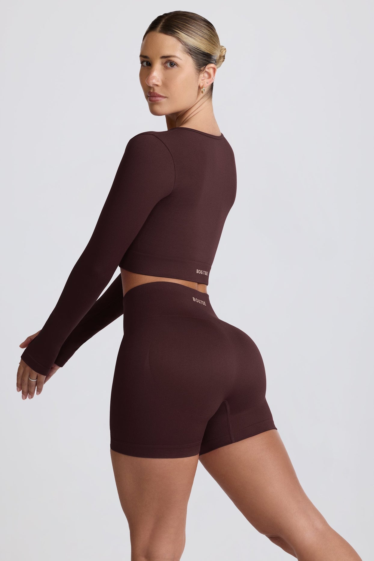 Super Sculpt Seamless Long-Sleeve Crop Top in Chocolate