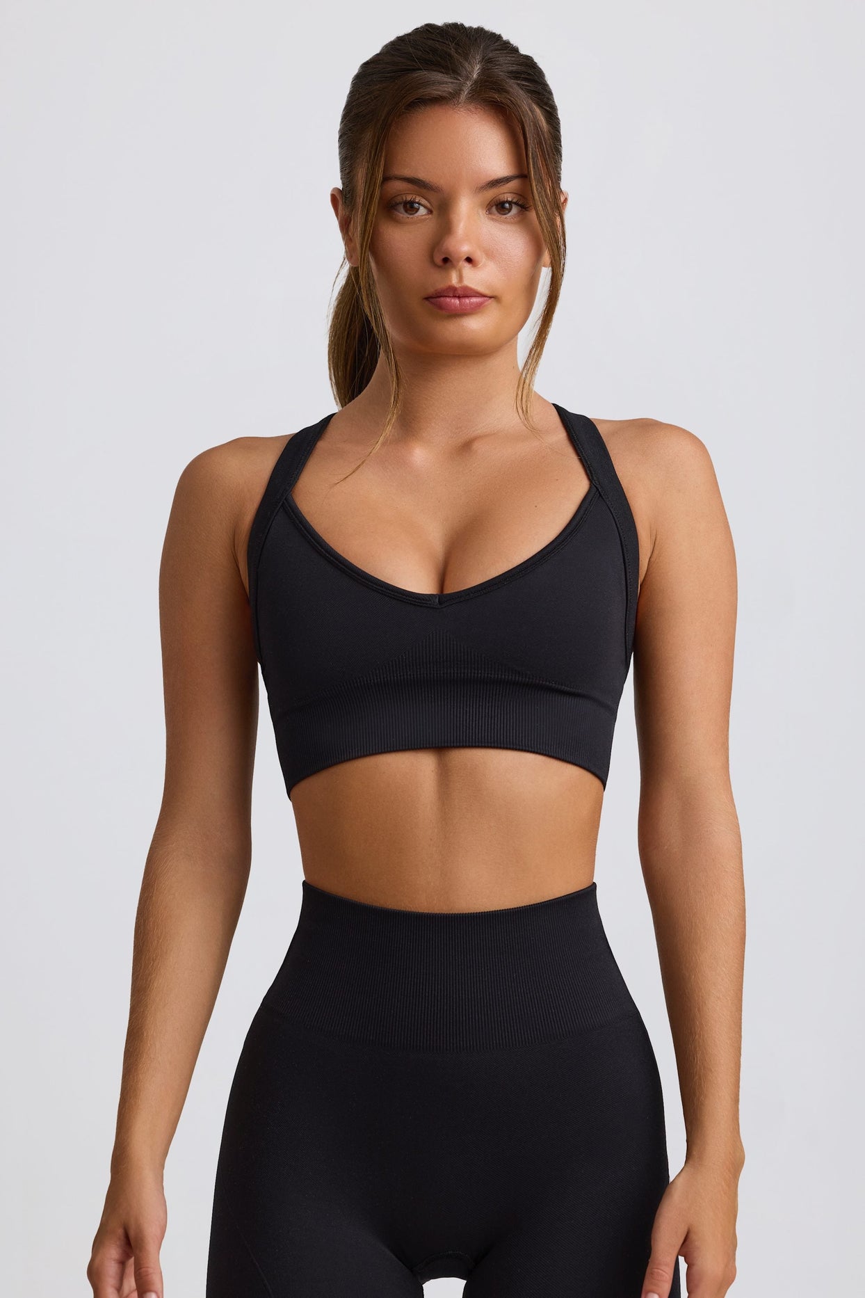 Super Sculpt Seamless Cross-Back Sports Bra in Black