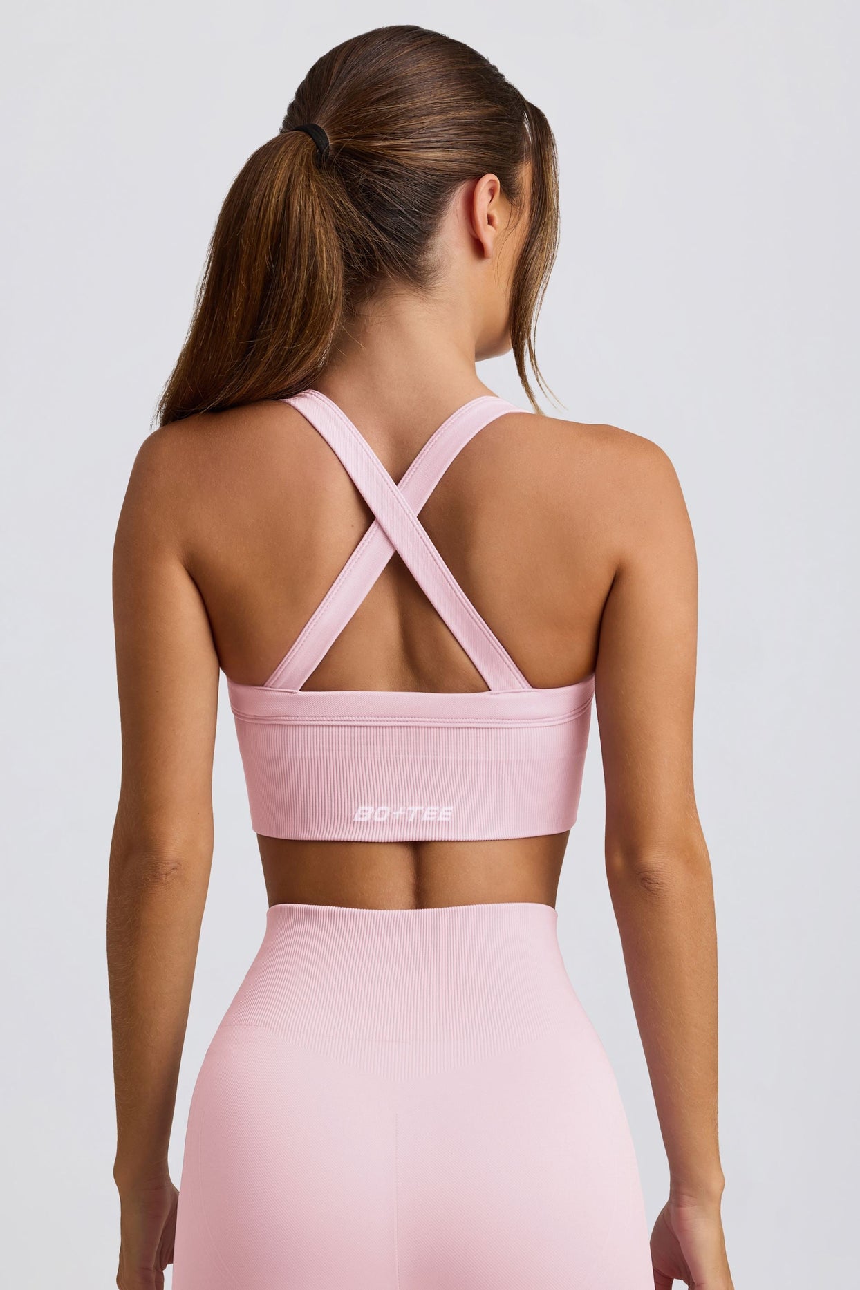 Super Sculpt Seamless Cross-Back Sports Bra in Powder Pink