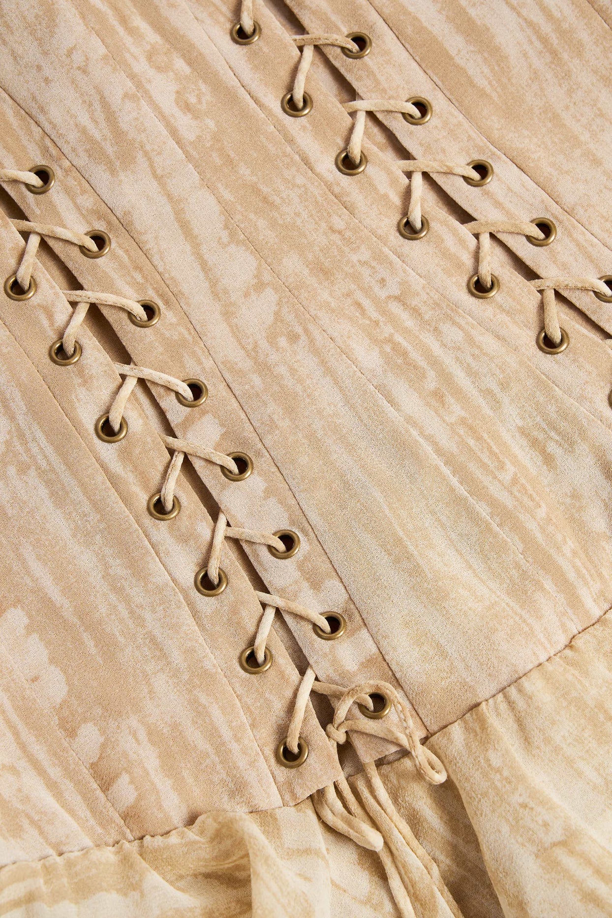 فستان قصير ذو طبقات وكشكشة وأربطة بطبعة تان