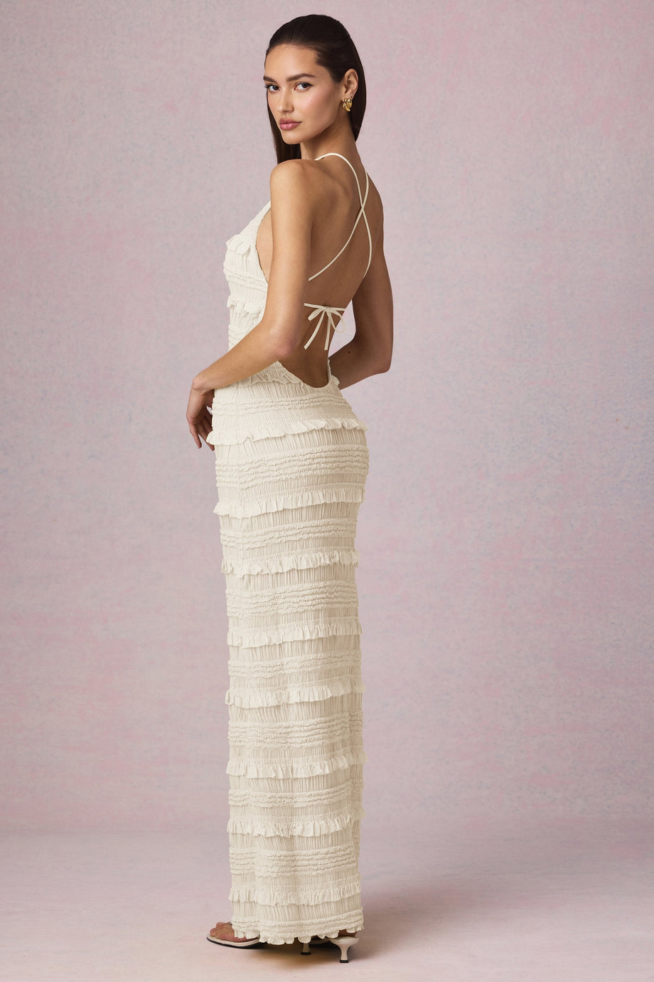 فستان ماكسي مكشكشة بدون ظهر وياقة حول الرقبة باللون العاجي