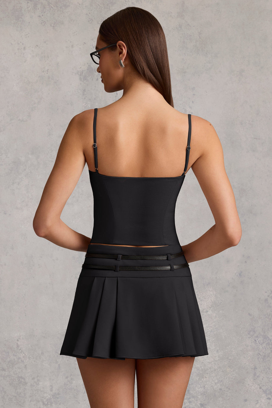 تنورة قصيرة مطوية منخفضة الخصر بحزام باللون الأسود