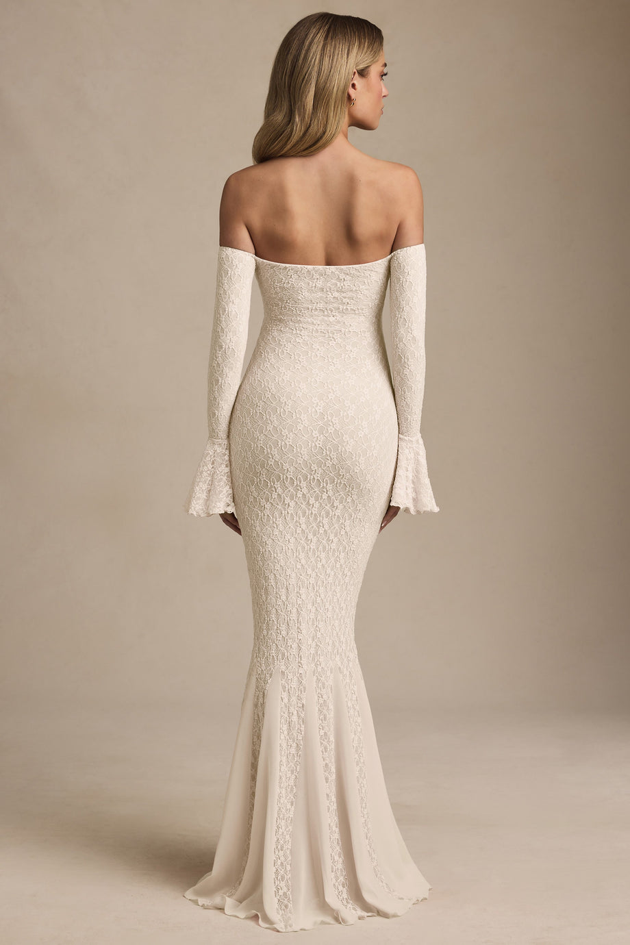 فستان ماكسي من الدانتيل بكشكشة، مكشوف الكتفين، بلون العاج