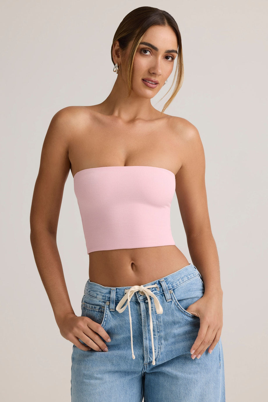 بلوزة قصيرة بدون حمالات من المودال باللون الوردي الفاتح