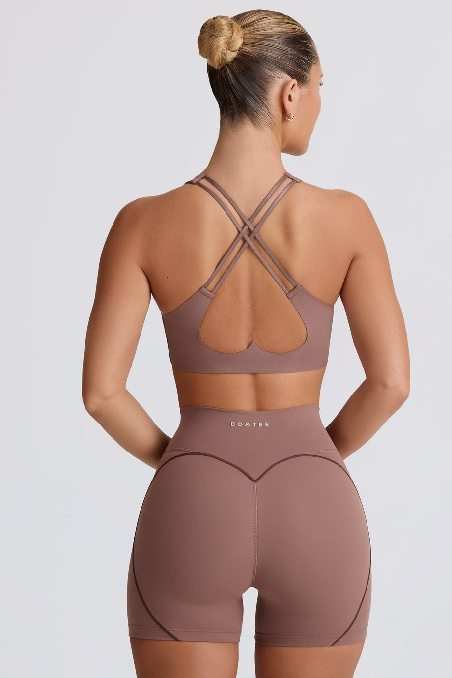 شورت قصير ناعم ونشيط باللون المخاوي