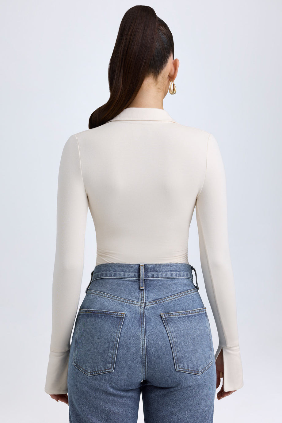 بودي مودال ياقة على شكل حرف V عميقة باللون العاجي