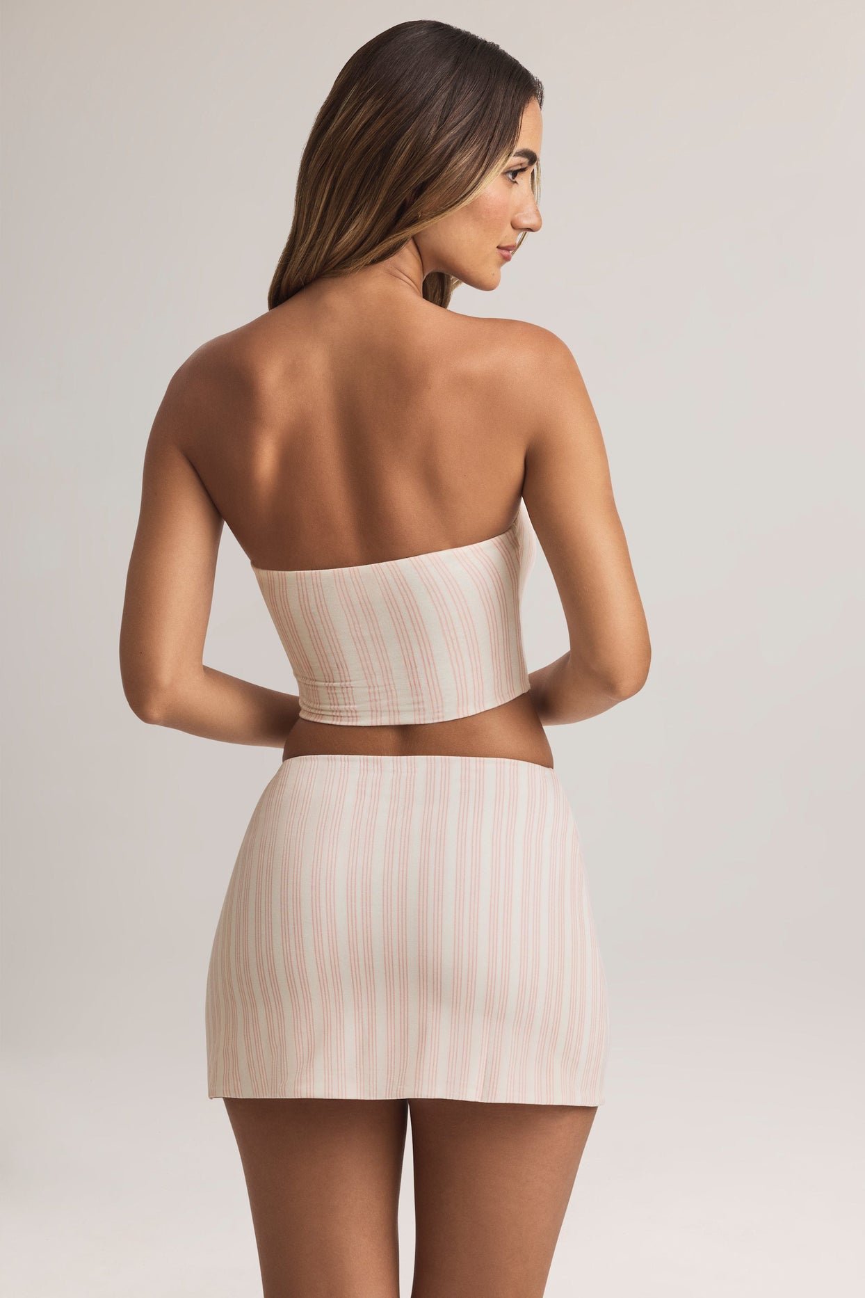 تنورة قصيرة متوسطة الارتفاع بقصة إيه لاين وطبعة مخططة