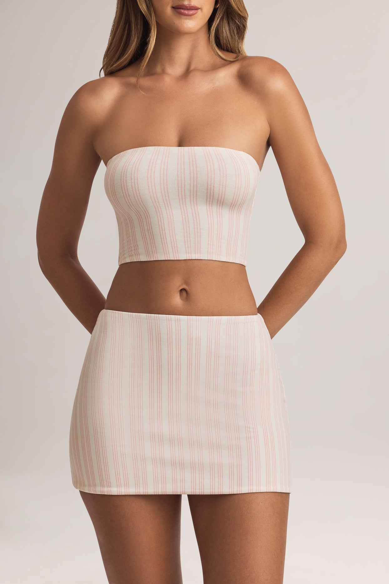 تنورة قصيرة متوسطة الارتفاع بقصة إيه لاين وطبعة مخططة