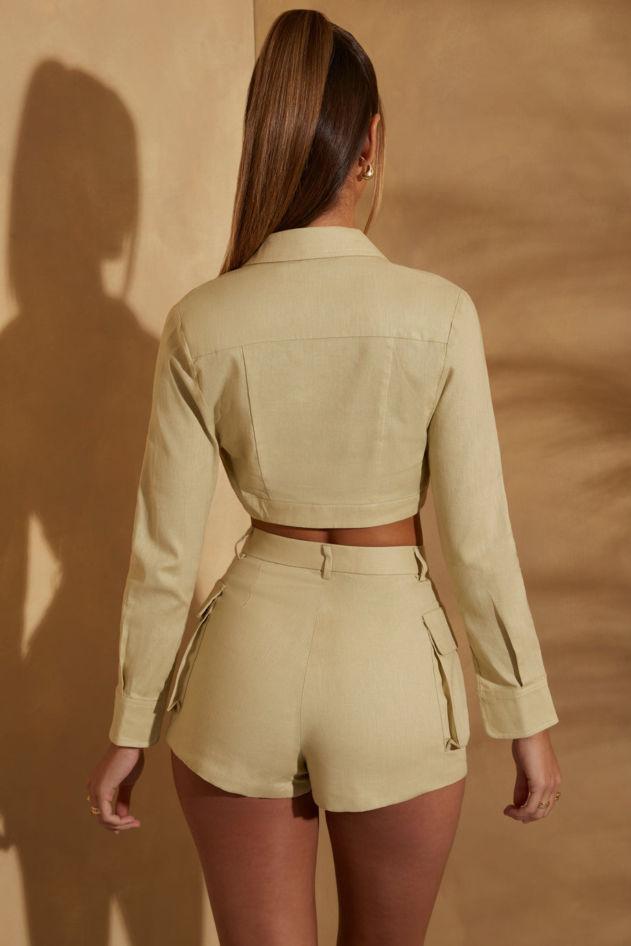 جاكيت قصير باللون الأخضر